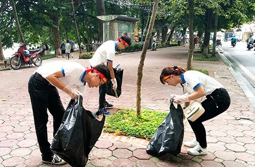 Sinh viên Hà Nội nhặt rác quanh hồ Gươm